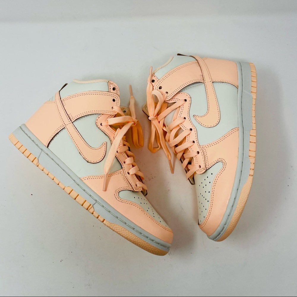 NIKE WOMEN’S DUNK HIGH TOP SNEAKERS SZ7